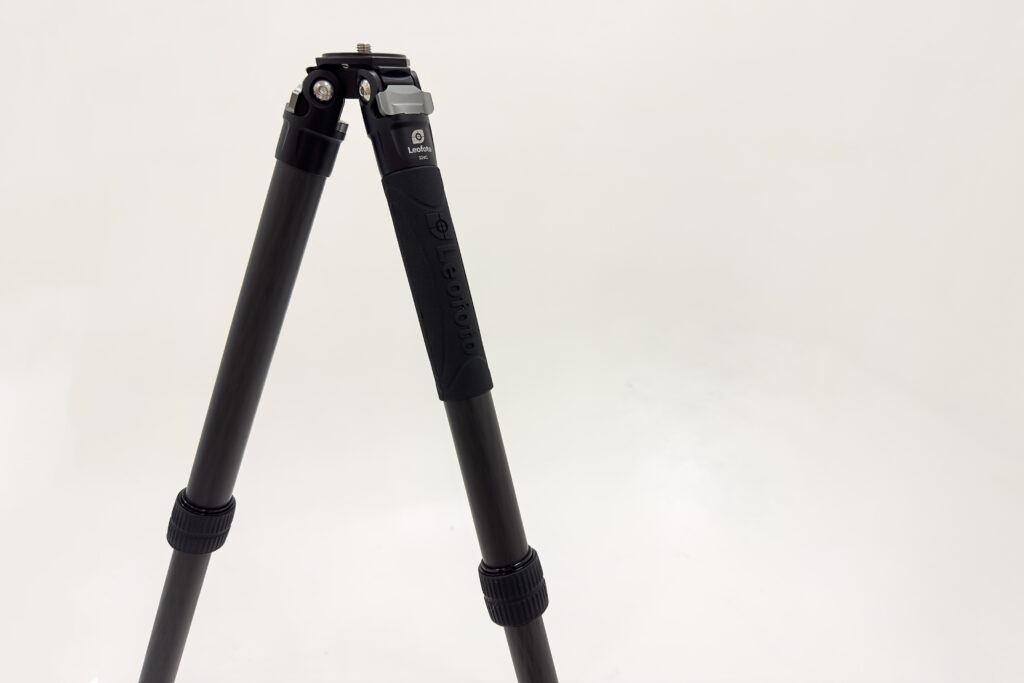 Leofoto Ranger EF-324C tripod details - Studio Taupe